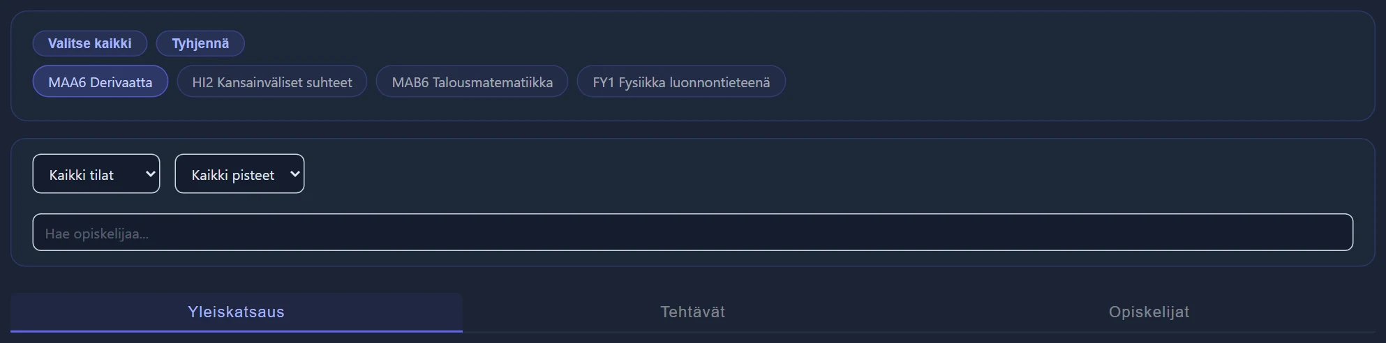 Kurssilätkät (valitut korostettuna), pikavalinnat, suodatinpalkki ja kolme välilehteä. (Mockup-kurssit.)