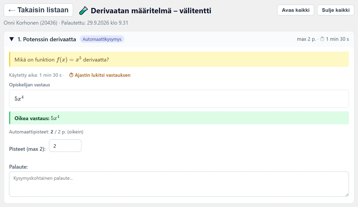 Arviointinäkymän yläosa ja ensimmäinen kysymyskortti: käytetty aika, ajastinlukitus, opiskelijan vastaus, oikea vastaus ja automaattipisteet esitäytettynä pistekenttään.