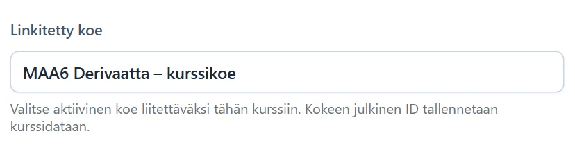 Kurssin Perustiedot-välilehden “Linkitetty koe” -valikkoon on valittu aktivoitu koe. Oletuksena valikossa lukee “Ei linkitettyä koetta”.