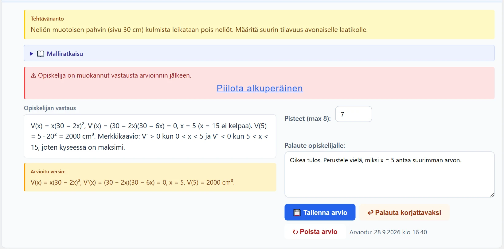 Varoitus muutoksesta. ”Näytä alkuperäinen arvioitu vastaus” on avattu: arvioitu versio näkyy nykyisen vastauksen alla, ja painikkeen tekstinä on nyt ”Piilota alkuperäinen”.