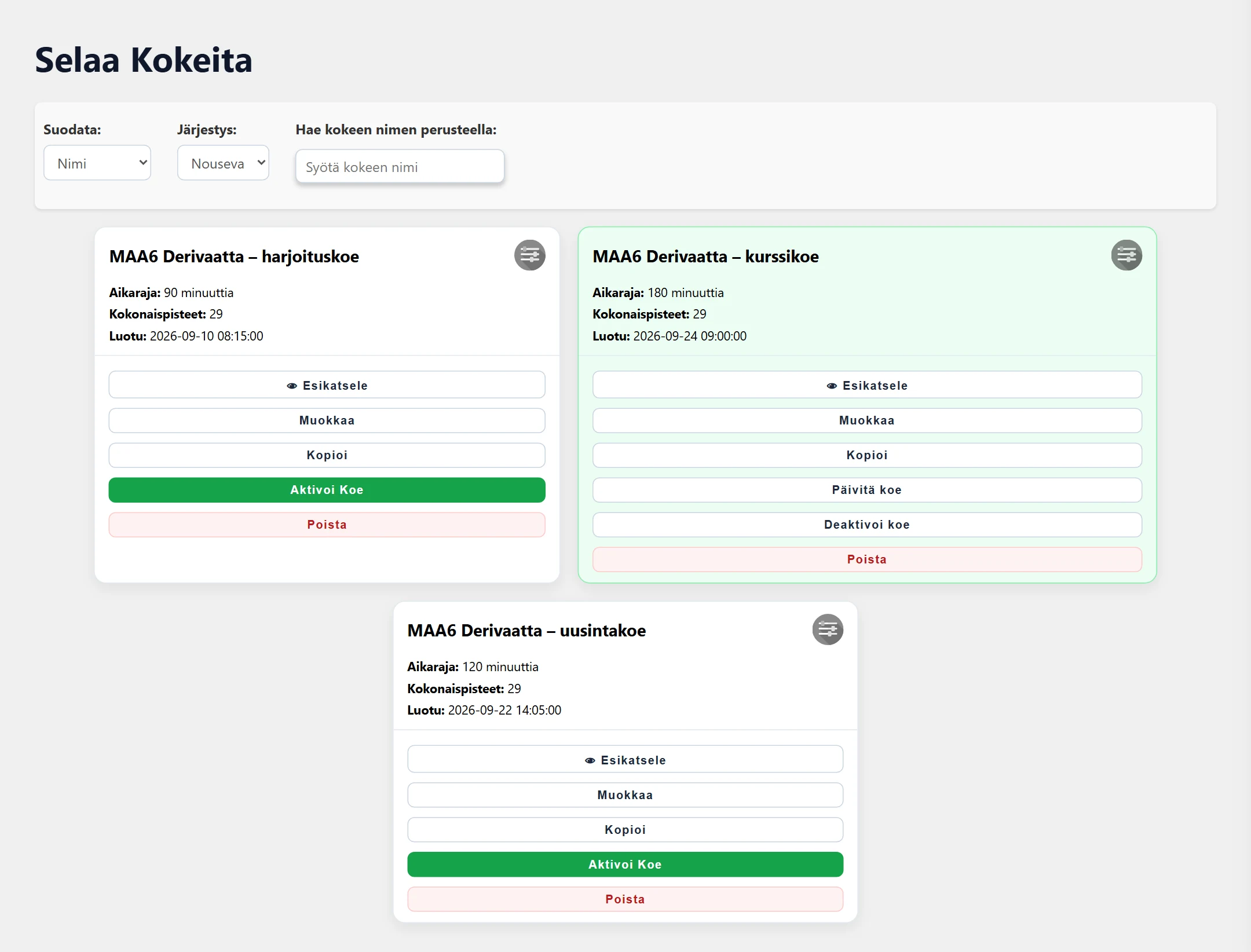 Koekatalogi: suodatus, järjestys ja haku sekä koekortit. Aktiivisessa kokeessa (MAA6 Derivaatta – kurssikoe) ovat Päivitä koe ja Deaktivoi koe, muissa Aktivoi Koe. Kortin oikean yläkulman asetuskuvake (⚙) avaa kokeen tiedot.
